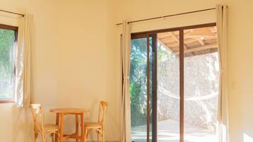 Bungalow, 2 enkeltsenger, privat bad, hageutsikt | 1 soverom, individuelt dekorert og individuelt innredet