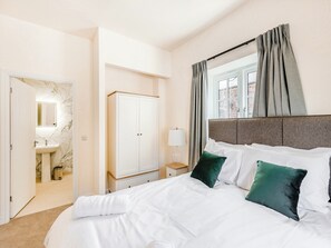 4 bedrooms, free WiFi, bed sheets, wheelchair access