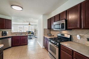 Kühlschrank, Mikrowelle, Ofen, Geschirrspüler