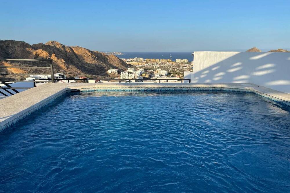 Oceanwiew Condo Rooftop pool