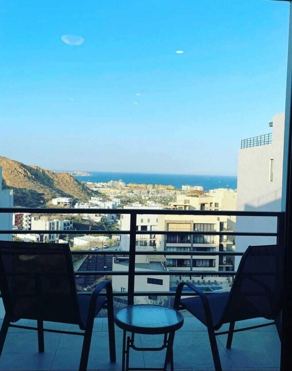 Apartamento standard, vista para a baía | Terraço/pátio