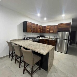 Appartamento Standard, vista baia | Cucina privata | Tostapane, frullatore, spezie, prodotti per la pulizia