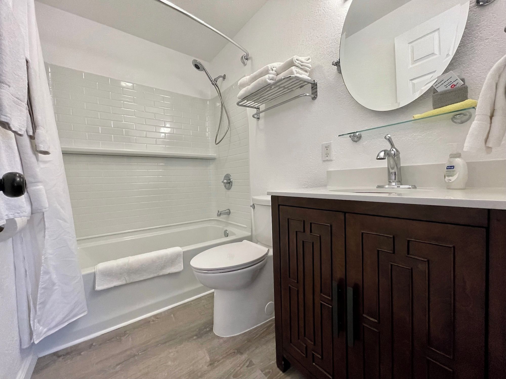 Et moderne badeværelse med badekar, toilet og vaskemøbel.