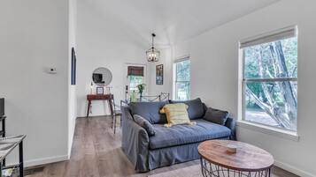 Een televisie en een open haard