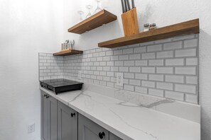 Kylskåp, mikrovågsugn, ugn och spishäll