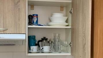 Estúdio econômico | Cozinha privada | Geladeira, micro-ondas, cooktop