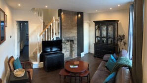 Living area - Central Margate house with sauna & private garden (Margate)