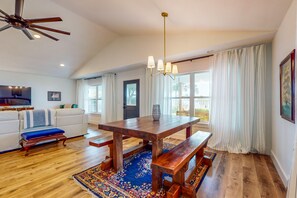 Dining - Gorgeous waterfront coastal cottage with dock, Wifi, & private washer/dryer (Fort Walton Beach)