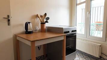 Réfrigérateur, micro-ondes, four, plaque de cuisson