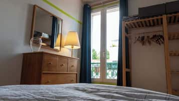 1 chambre, bureau, fer et planche Ă  repasser, lit parapluie