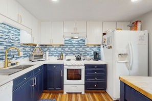 Køleskab, mikrobølgeovn, ovn, kogeplade