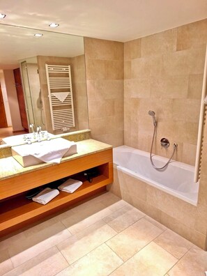 Douche, séchoir à cheveux, serviettes fournies, savon