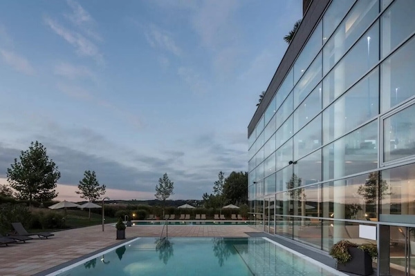 Innendørsbasseng og utendørsbasseng