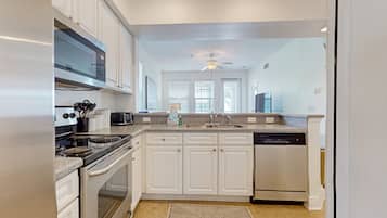 ثلاجة، ميكروويف، فرن، موقد طهي مسطح