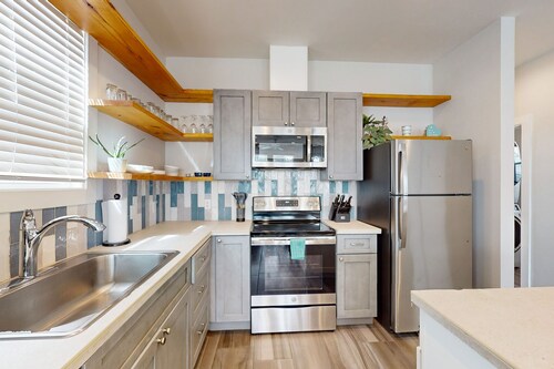 Coastal home with washer/dryer, central AC, internet, pool access