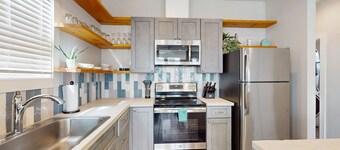 Coastal home with washer/dryer, central AC, internet, pool access