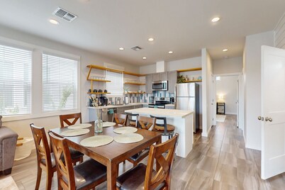 Coastal home with washer/dryer, central AC, internet, pool access