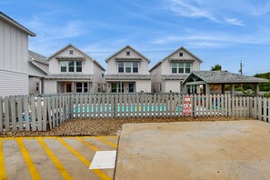 Exterior - Coastal home with washer/dryer, central AC, internet, pool access (Port Aransas)