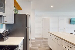 冷蔵庫、電子レンジ、オーブン、コンロ