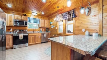 Geladeira, micro-ondas, fogão, cooktop