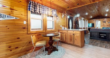 Lovely dog-friendly cabin overlooking the river w/kids games, Wi-Fi