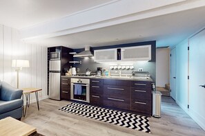 冷蔵庫、電子レンジ、オーブン、コンロ