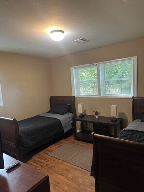 3 bedrooms, iron/ironing board, WiFi, bed sheets - Home Away From Home - Charming 3-bedroom house with AC and WiFi in Decatur (Decatur)