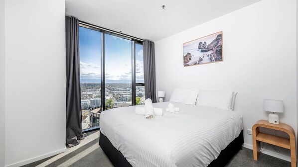 3 makuuhuonetta, työpöytä, ilmainen Wi-Fi, vuodevaatteet