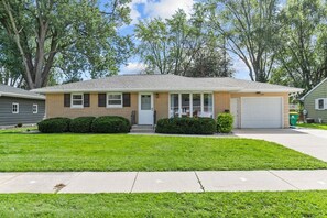 Exterior - Lambeau|Firepit|Grill|Patio|Pets (Green Bay)