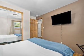 3 Schlafzimmer, Schreibtisch, Bügeleisen/Bügelbrett, Reisekinderbett