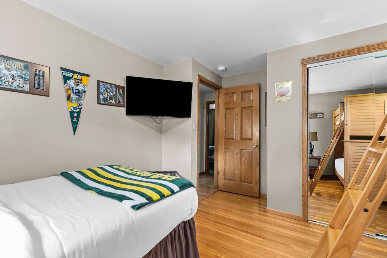 Escritorio, tabla de planchar con plancha, cuna de viaje y wifi 