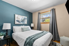 Desk, iron/ironing board, travel cot, WiFi - Lambeau|Firepit|Grill|Patio|Pets (Green Bay)