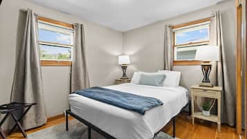 Schreibtisch, Bügeleisen/Bügelbrett, Reisekinderbett, WLAN