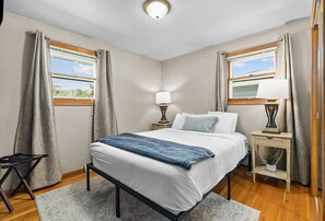 3 bedrooms, desk, iron/ironing board, travel crib