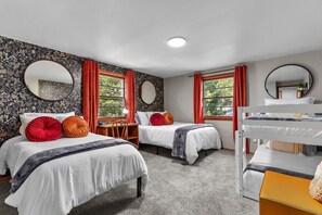 4 chambres, bureau, fer et planche à repasser, lit parapluie