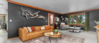 Theatre Room|Hot tub|Firepit|Grill|Waffle Bar|Pets