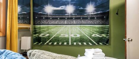 4 chambres, bureau, fer et planche à repasser, lit de bébé portatif