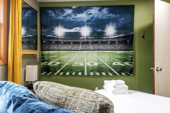 4 chambres, bureau, fer et planche à repasser, lit parapluie