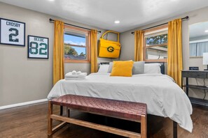 4 bedrooms, desk, iron/ironing board, travel cot