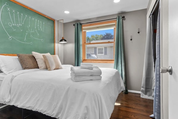 4 habitaciones, escritorio y tabla de planchar con plancha 