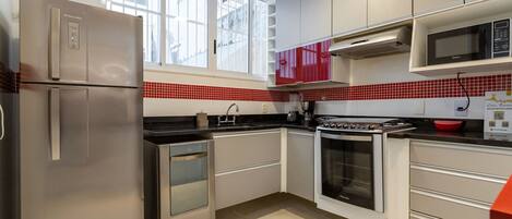 Refrigerador, microondas, horno y parrilla de estufa