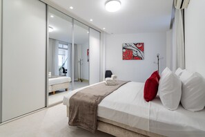 2 dormitorios, tabla de planchar con plancha, cuna de viaje