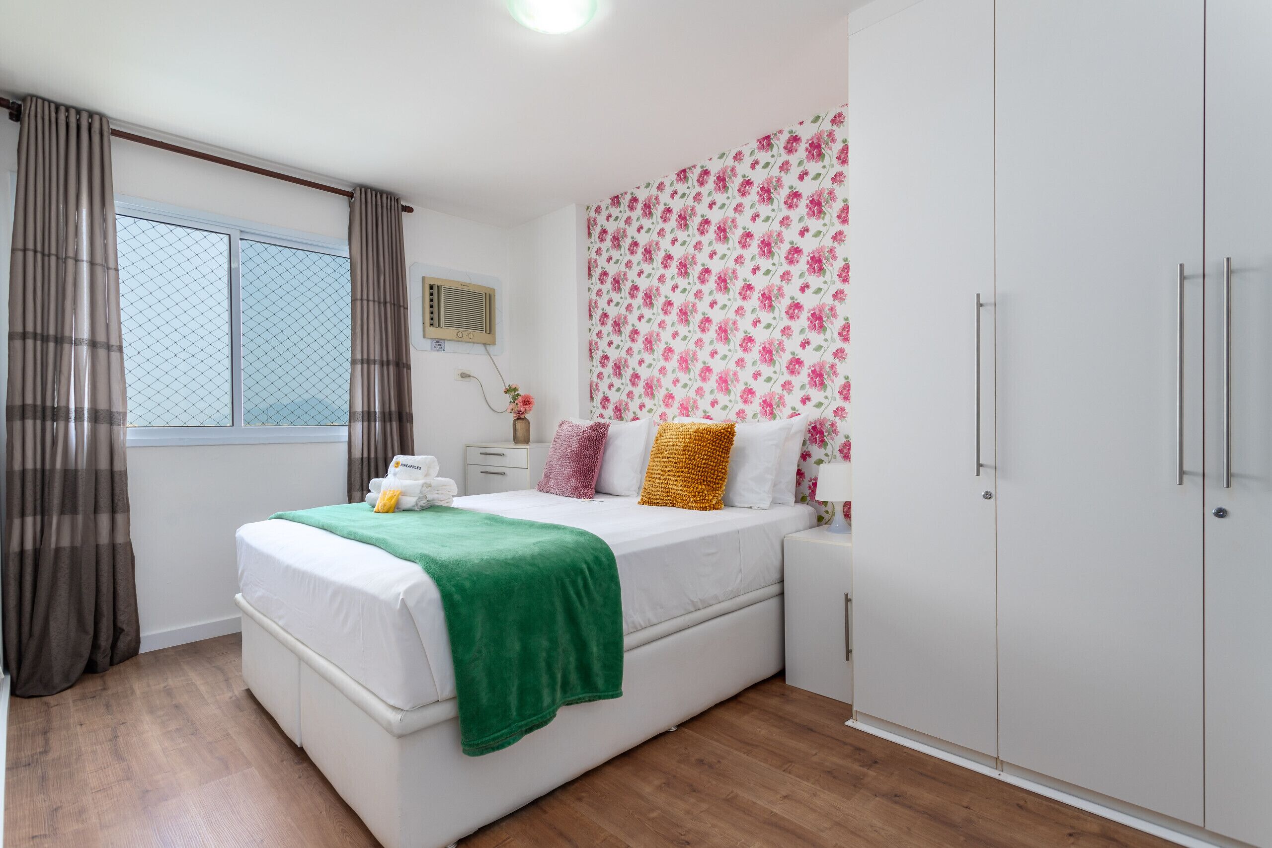 2 habitaciones, tabla de planchar con plancha y cuna de viaje 