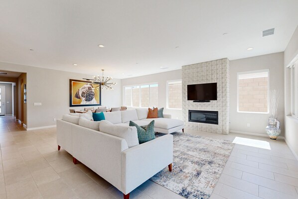 TV, fireplace - Modern home with gas fireplace, mountain views, large yard (Cathedral City)