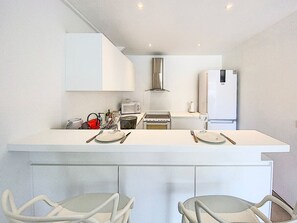 Køleskab, mikrobølgeovn, ovn, kogeplade