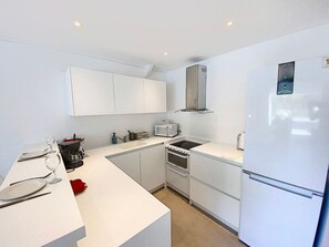 冷蔵庫、電子レンジ、オーブン、コンロ