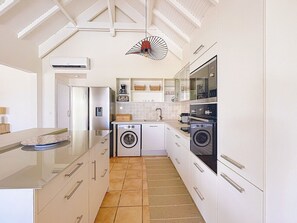 ثلاجة، ميكر�وويف، فرن، موقد طهي مسطح