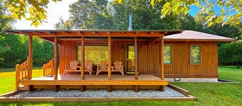 Riverside wooded home with outdoor hot tub, fire pit, gas grill & WIFI