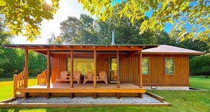 Riverside wooded home with outdoor hot tub, fire pit, gas grill & WIFI