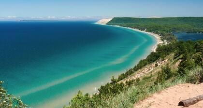 Riverside wooded home with outdoor hot tub, fire pit, gas grill & WIFI